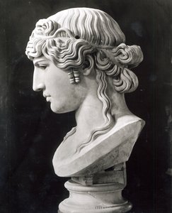 تمثال نصفي Antinous (c.110-30) يسمى "Antinous Mondragone" ، c.130-138 ميلادي (رخام)